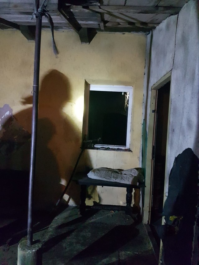 Skutki pożaru w mieszkaniu w Borętach Pierwszych (gm. Lichnowy).