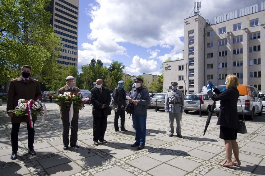 Pod pomnikiem Józefa Piłsudskiego na skwerze im. Związku...