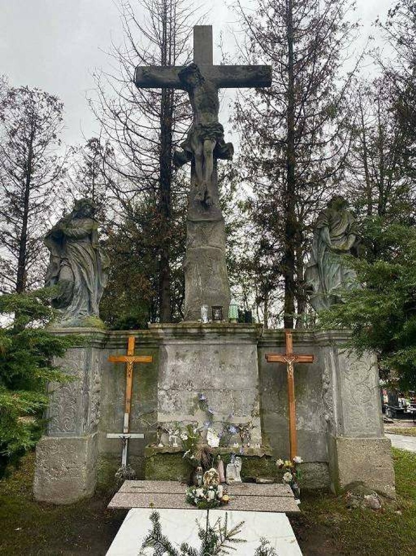 Zabytkowe rzeźby na cmentarzu przy Legnickiej będą odnowione