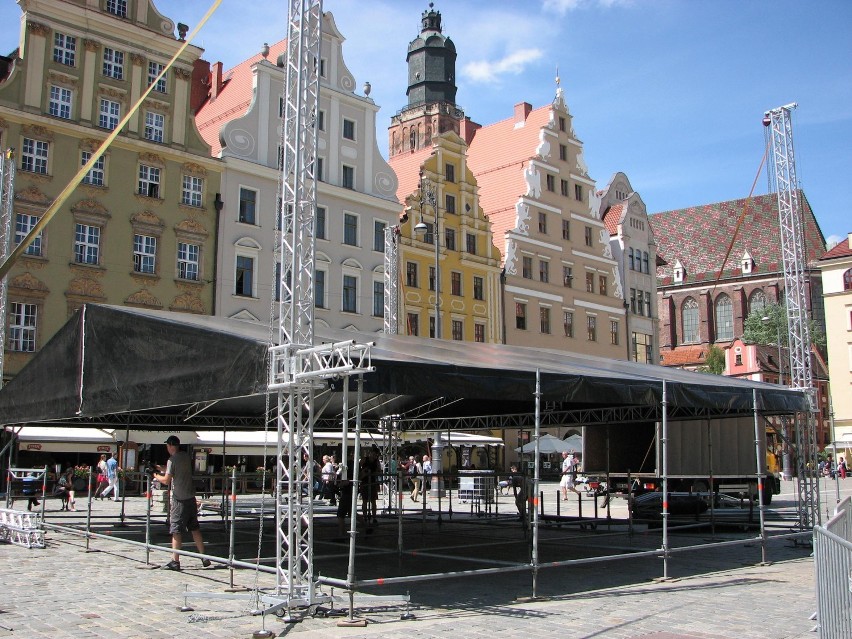 Wrocław: Na Rynku budują scenę pod  IV Spotkania Kresowe. Zagra zespół Mazowsze (FOTO)