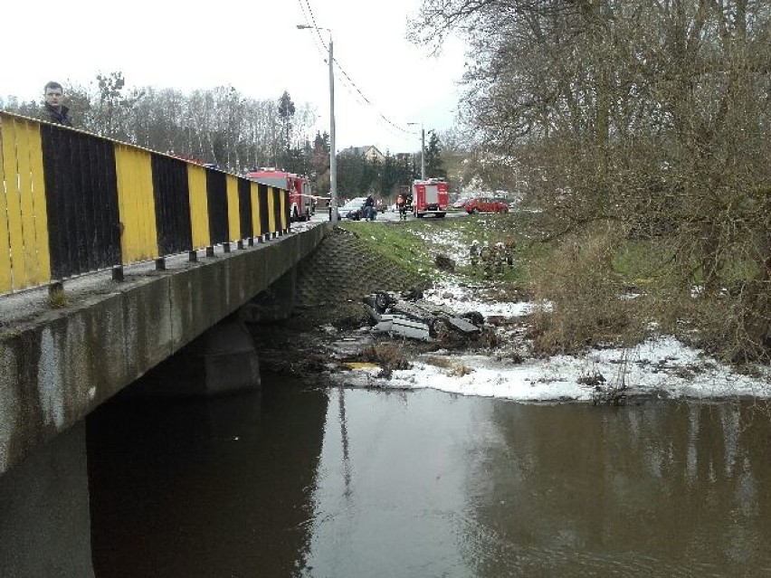 Wyrzysk. Kierowca mercedesa przebił barierkę i spadł z mostu. Dachował na brzegu rzeki. Mógł zginąć przez psa