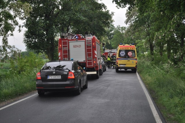 Wypadek na drodze z Nochówka do Kadzewa. Samochód osobowy dachował