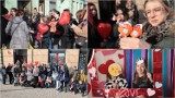 Walentynki 2024 we Włocławku -  dzieci z "Zapiecka" rozdawały włocławianom lizaki-serduszka. Zdjęcia