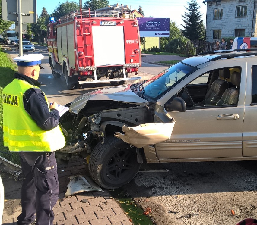 Kraśnik: Zderzenie aut na ul. Urzędowskiej. Dwie osoby przewieziono do szpitala ZDJĘCIA, WIDEO