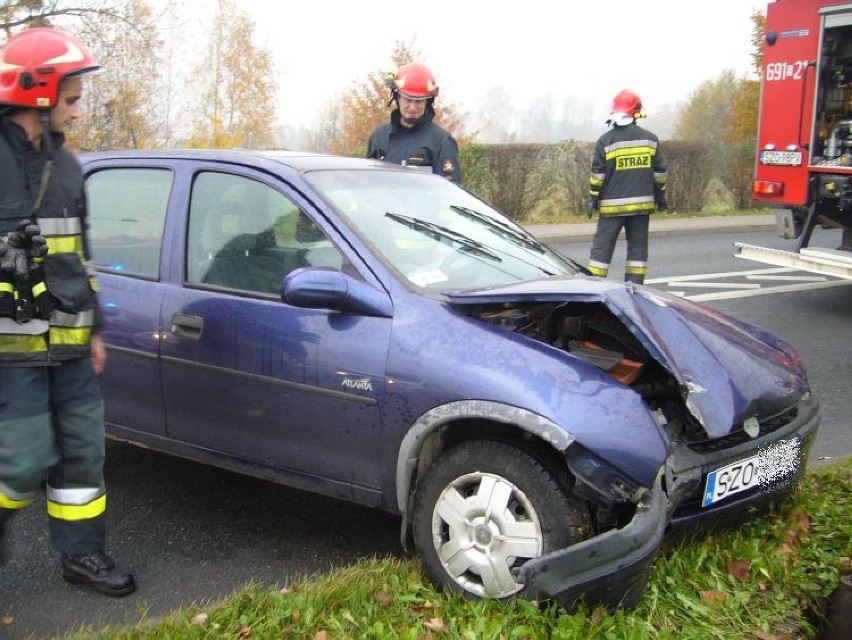 Żory wypadek Armii Krajowej: opel corsa uderzył w latarnię