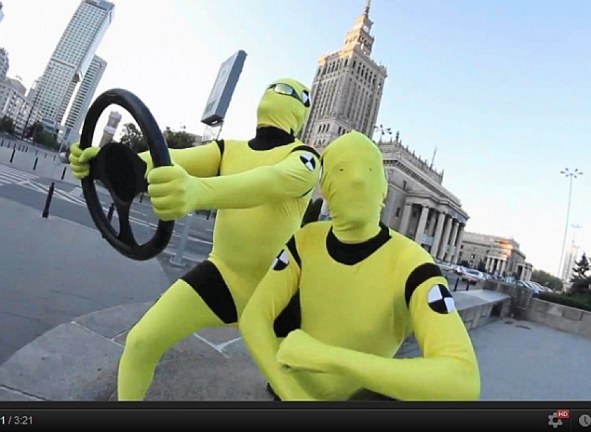 "Manekiny" z crash testów promują w Warszawie bezpieczeństwo