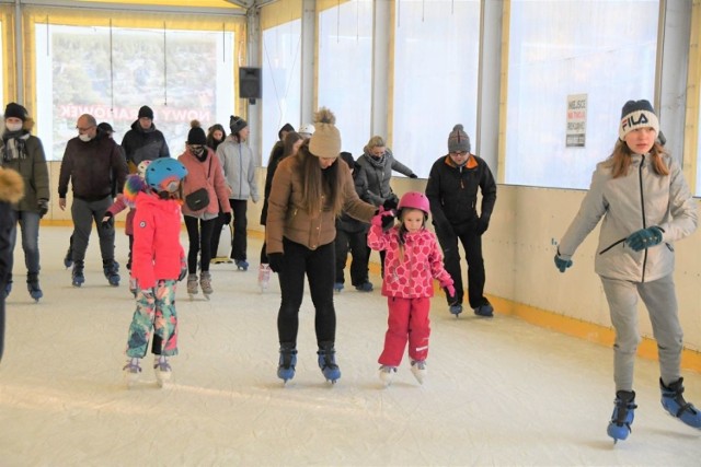Wiele osób zdecydowało się w niedzielę, 27 grudnia wybrać na jedno z dwóch otwartych lodowisk w Kielcach: na Stadionie i pod Telegrafem. 

Zobacz, co udało się uchwycić naszemu fotoreporterowi. 



WIĘCEJ ZDJĘĆ NA KOLEJNYCH SLAJDACH>>>>