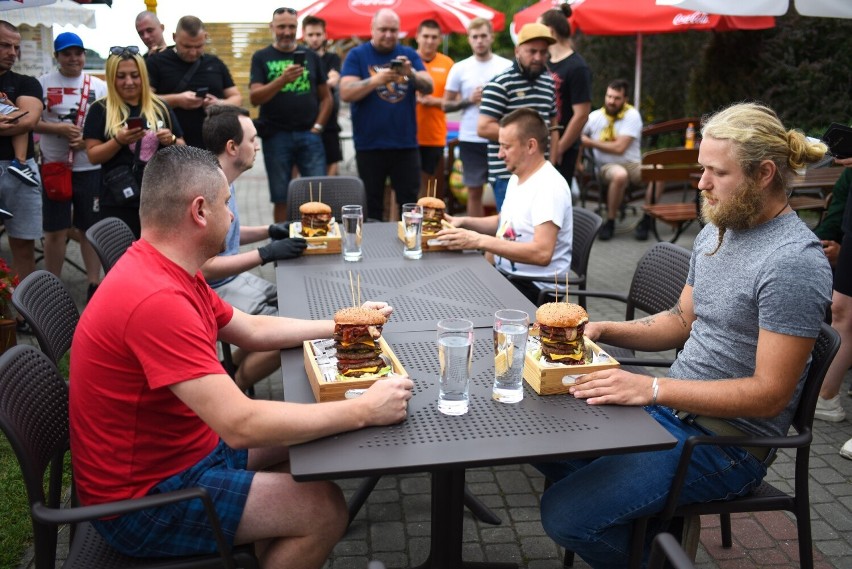 W Przemyślu odbyły się drugie mistrzostwa w jedzeniu burgerów na czas. Padł nowy rekord [ZDJĘCIA]