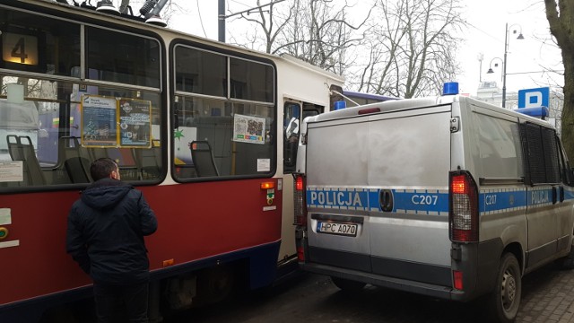 -&nbsp;Zgłoszenie otrzymaliśmy o godz. 12.07 - informuje st.asp. Lidia Kowalska z biura prasowego KWP w Bydgoszczy. - Do kolizji doszło na ulicy Chodkiewicza, na wysokości numeru 18. Tramwaj zahaczył lusterkiem o zaparkowany radiowóz ducato. Prawdopodobnie motorniczy sądził, że uda mu się przejechać obok samochodu. 

Skutki kolizji szybko usunięto i ruch został przywrócony. Nikomu nic się nie stało. 

Pogoda na najbliższe dni:
