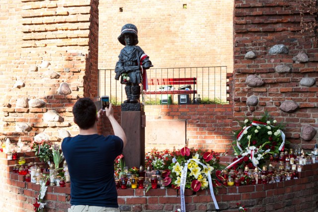 Na Starym Mieście warto odwiedzić słynny pomnik Małego Powstańca (ul. Podwale), który upamiętnia najmłodszych uczestników Powstania Warszawskiego.