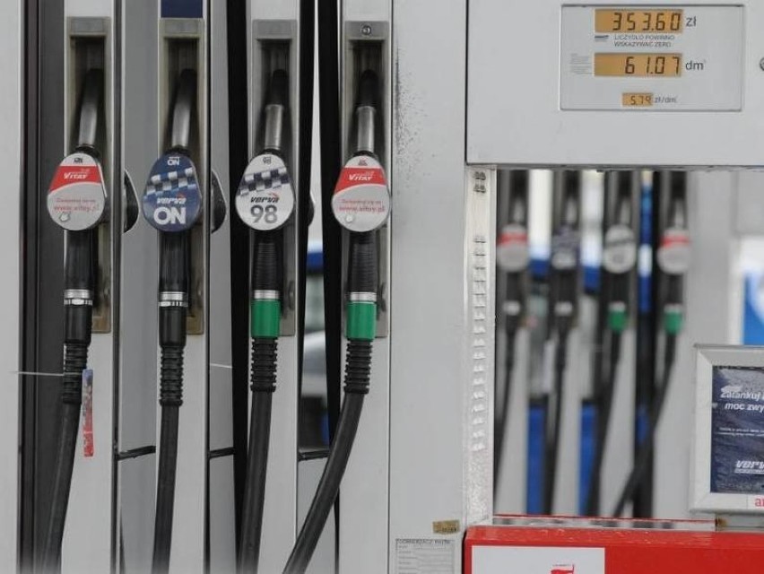 Wpływ na rekordowo niskie ceny na stacjach benzynowych miał...