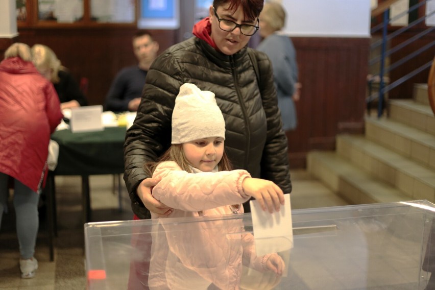 Głosowanie w Koninie odbywa się w 47 komisjach wyborczych....