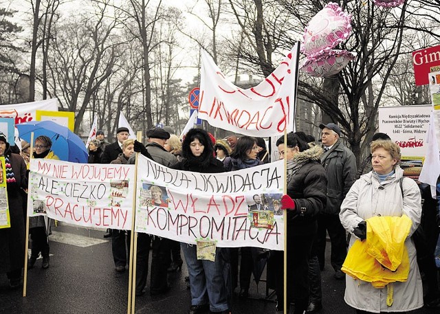 Przed Halą Expo przeciwko likwidacji szkół ostro protestowali działacze oświatowej Solidarności.