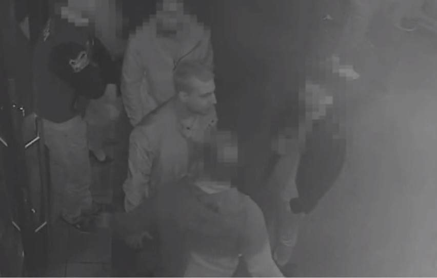 Atak nożem w centrum Warszawy. Policja szuka sprawcy i udostępnia nagranie wideo. Widziałeś go?