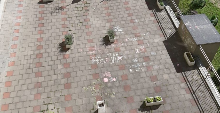 "Je***ć Maksa pedała" napisały dzieci przy pl. Kromera we Wrocławiu. Co zrobił młody wrocławianin, który to zobaczył? [ZDJĘCIA]