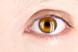 Ten objaw Omikronu widać w oczach! Może być jedynym symptomem zakażenia koronawirusem. Lekarz podpowiada jak go rozpoznać
