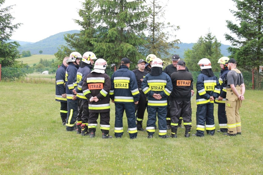 Strażacy z gminy Dębowiec ćwiczyli walkę z ogniem w lesie [ZDJĘCIA]