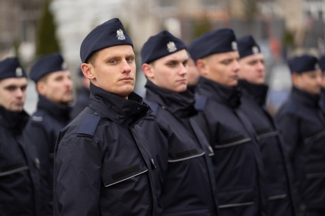 Kujawsko-Pomorskie, ślubowanie nowych policjantów (2019 rok). Spotkanie z agresją jest wpisane w ich służbę. Mundurowych chroni też jednak w pracy prawo, z czego korzystają.