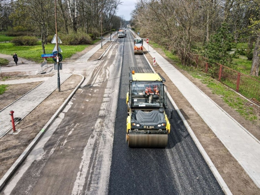 Kończy się remont ulicy Bednarskiej w Łodzi. Trwa wylewanie asfaltu, znamy termin zakończenia prac. Zobaczcie zdjęcia 