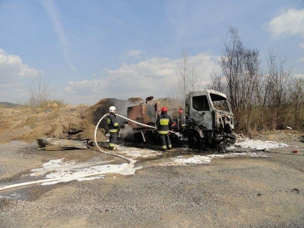 Pożar samochodu w Klęczanach: straty ponad 120 tys. zł [ZDJĘCIA]