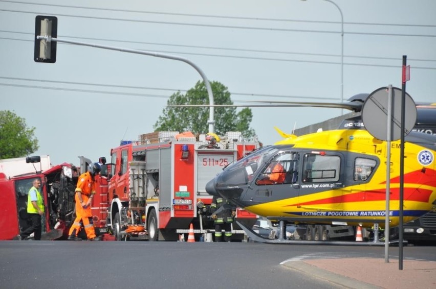 Wypadek na skrzyżowaniu ul. Brzeźnickiej i DK1 w Radomsku. Karetka zderzyła się z busem [ZDJĘCIA]