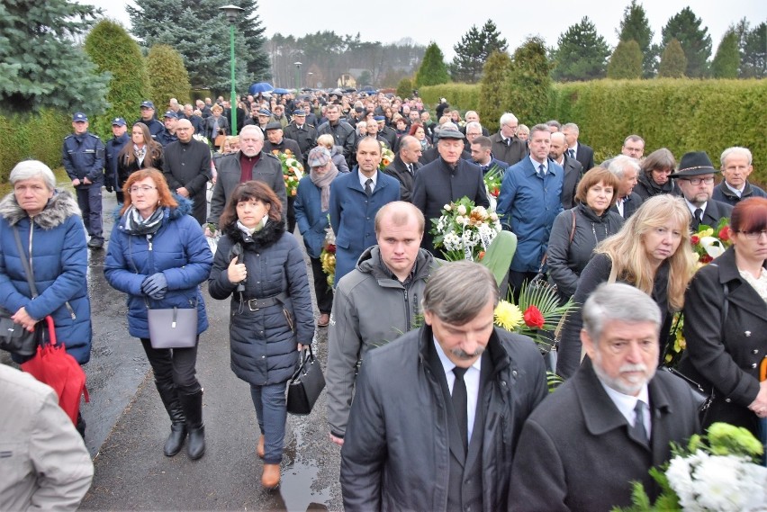 Tłumy ludzi uczestniczyły w ostatnim pożegnaniu Jana Labusa.