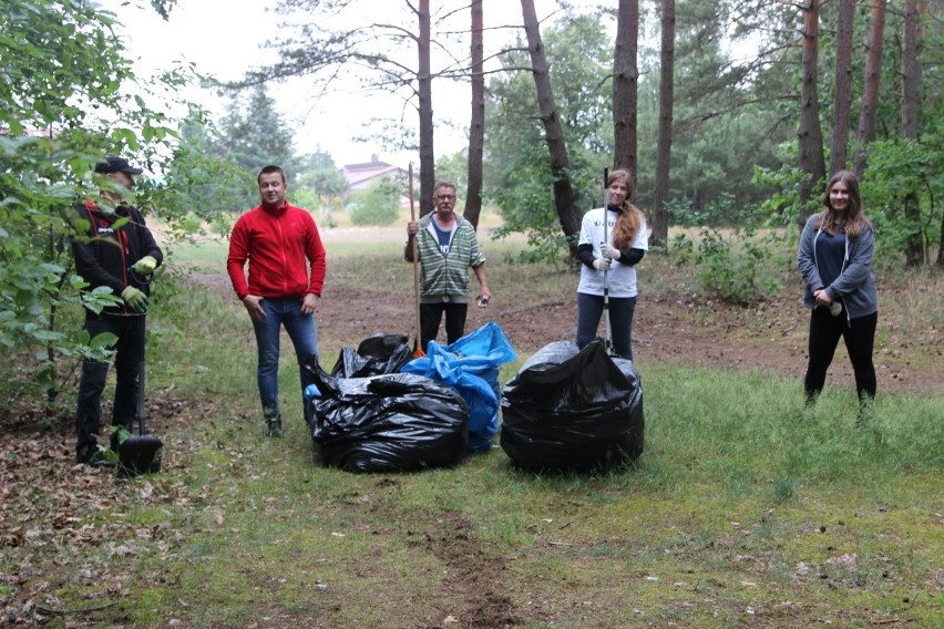 Łącznie w akcji sprzątania lasku w Rzepinie wzięło udział 8...