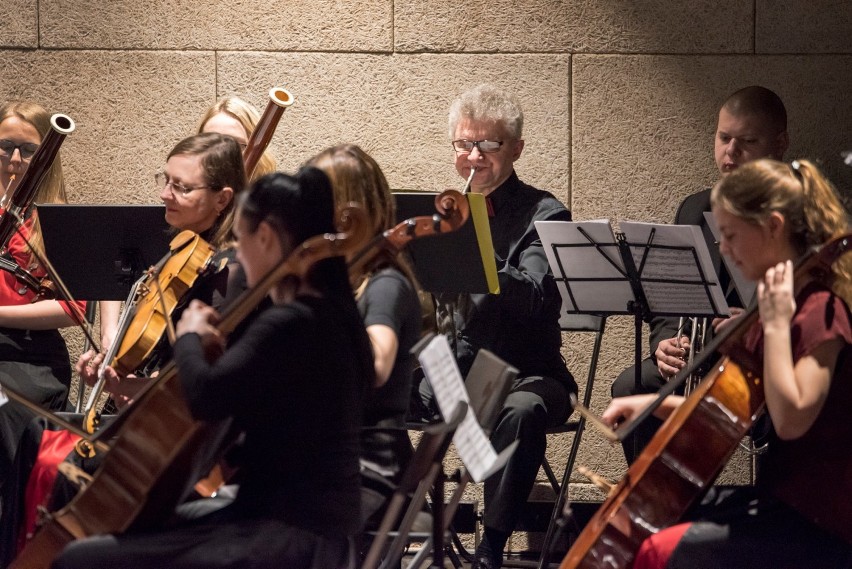 Orkiestra Miasta Pruszcz Gdański zagrała dla pań z okazji Dnia Kobiet | ZDJĘCIA