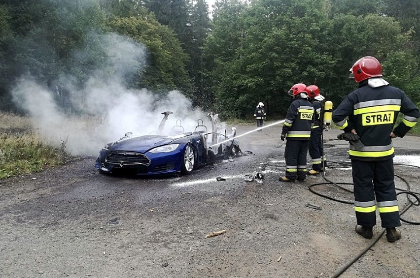 Do pożaru samochodu elektrycznego Tesla doszło na parkingu...