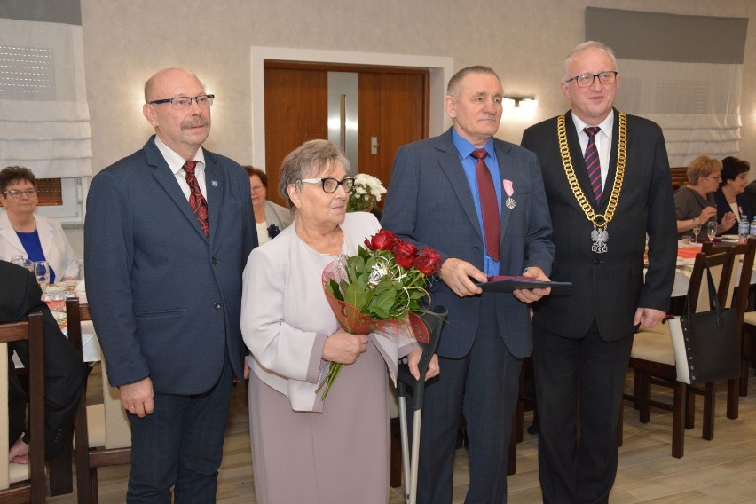 Jubileusze małżeńskie w Gołanćzy. Złote gody obchodziło aż siedemnaście par [ZDJĘCIA]