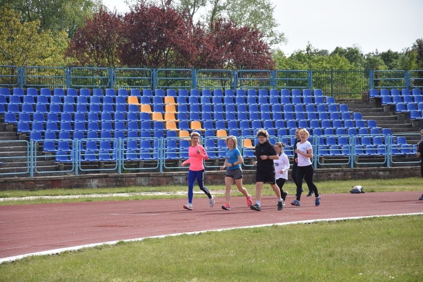 Kolejna edycja ogólnopolskiej akcji BiegamBoLubię rozpoczęła się na stadionie lekkoatletycznym w Kielcach [DUŻO ZDJĘĆ] 