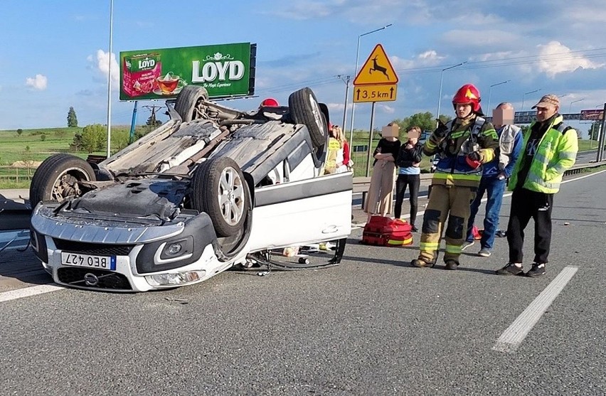 Podwarpie: wjechał volvo na czerwonym, uderzył w inne auto i...