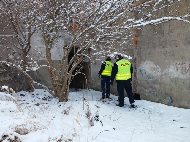 Policjanci żarskiej komendy  każdej zimy sprawdzają miejsca, w których mogą przebywać  osoby bezdomne.