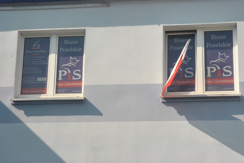 LESZNO. Klub Konfederacji Leszno i partia Korwin złożyły protest w biurze poselskim PiS. Chodzi o ustawę "Bezkarność plus" [ZDJĘCIA]]  