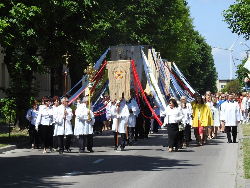 Procesja przeszła z bazyliki mniejszej do kościoła...