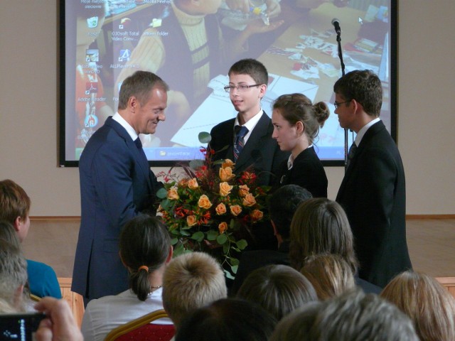 Premier Donald Tusk w Wierzchosławicach spotkał się z młodymi i utalentowanymi uczniami z Tarnowskiego