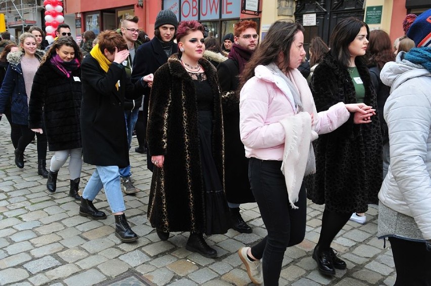 Świdnicki Polonez Maturzystów. Zatańczyło 300 par! (ZDJĘCIA) 