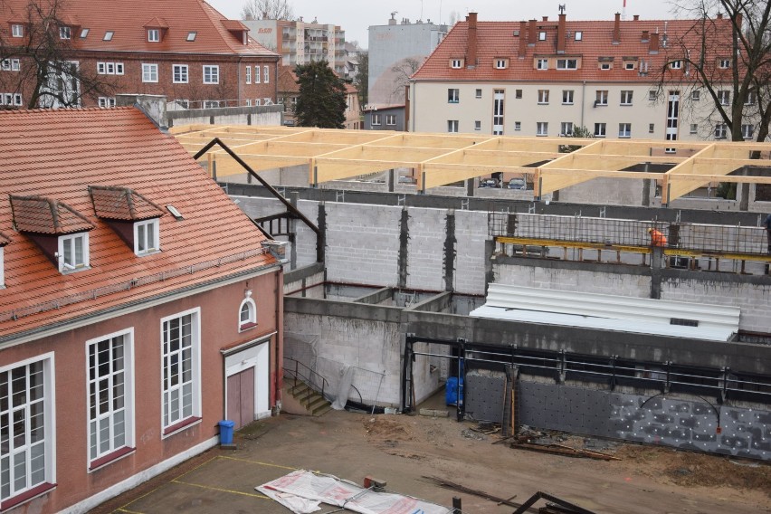 Nowa hala Szkoly Podstawowej nr 1 Szczecinek. Widać już dach [zdjęcia]