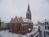 Misterium wielkanocne w śnieżnej zadymce wokół katedry elbląskiej [Zdjęcia]