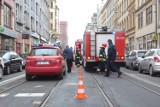 Wykolejenie tramwaju na ul. Krupniczej. Tramwaj uderzył w sześć samochodów [zdjęcia + wideo]
