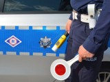 Policja w Suwałkach zatrzymała kierowcę, który był tak pijany, że zasnął na światłach