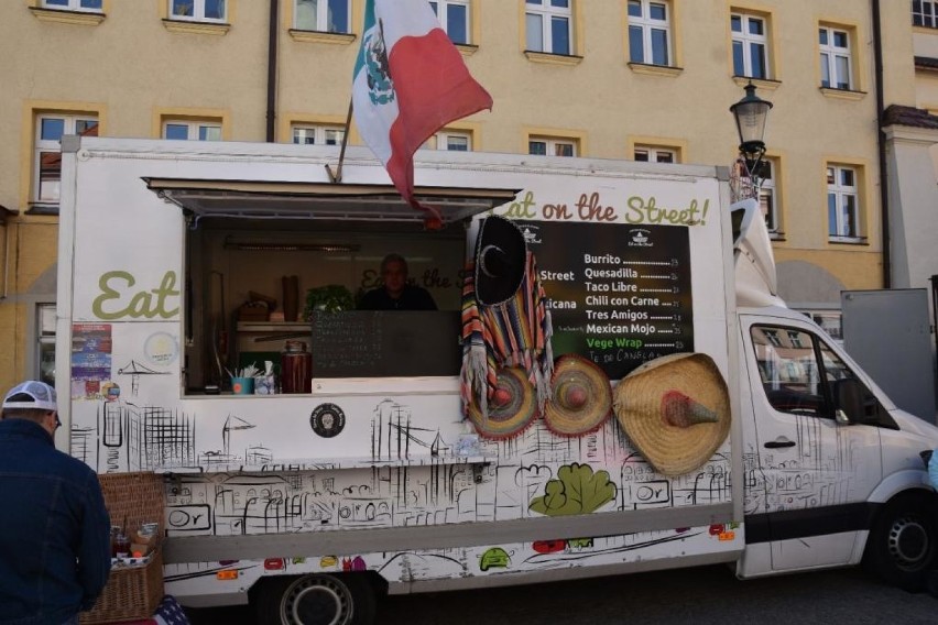 Dwa dni festiwalu smaków na rynku. Kto ma ochotę na pyszności prosto z restauracji na kółkach? [ZDJĘCIA]