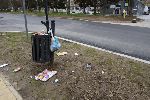 Uliczne śmietniki na terenie Sandomierza tonęły w odpadach id pierwszego kwietnia. Nie wszystkie, bo natychmiastowego opróżnienia wymagały śmietniki zamontowane przy ulicach administrowanych przez Powiat.