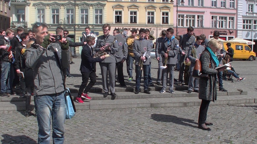 Czytelniczy flash mob w samym sercu Bydgoszczy [zdjęcia, wideo] 