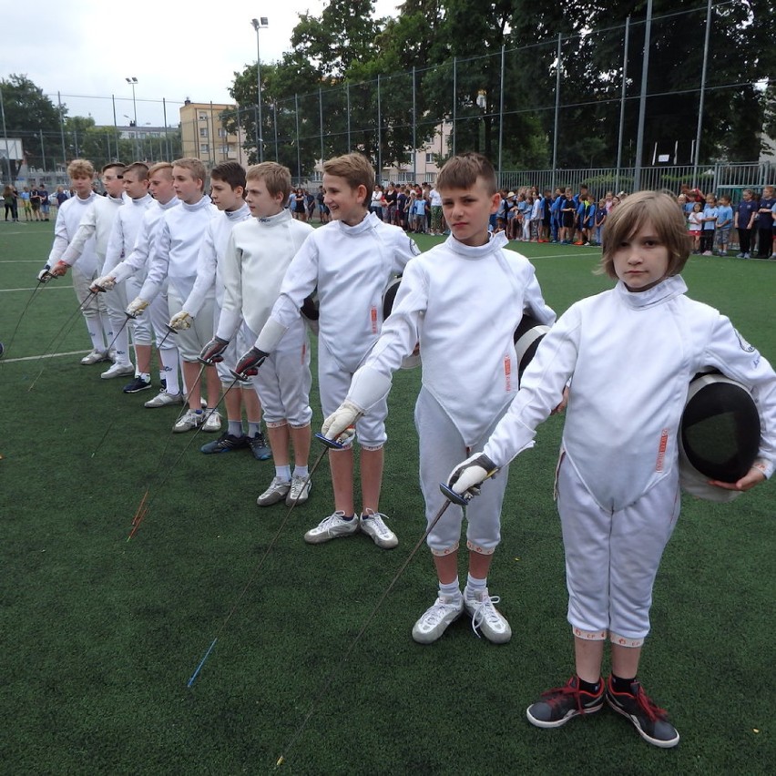 Uczniowie Szkoły Podstawowej nr 7 w Lesznie wicemistrzami Polski w piłce nożnej i szermierce [FOTO]