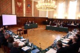 Sesja Rady Miasta w Sopocie. Zespół Szkół Handlowych z nową siedzibą. Radni przyjęli też rezolucję ws. „lex deweloper”