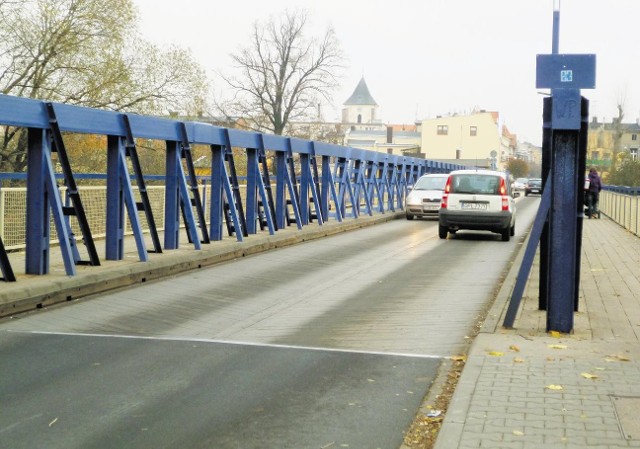 Most jest nie tylko wąski, ale także bardzo śliski