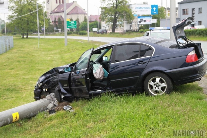 Wypadek w Opolu. Nieustalony kierowca zajechał drogę 42-latkowi w bmw. Ten stracił panowanie nad autem i uderzył w słup