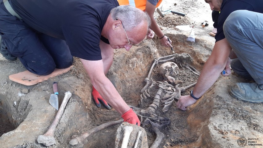 Ludzkie szczątki na terenie dawnego więzienia na Mokotowie. Ciało obwiązane drutem kolczastym, pogrzebane bez trumny
