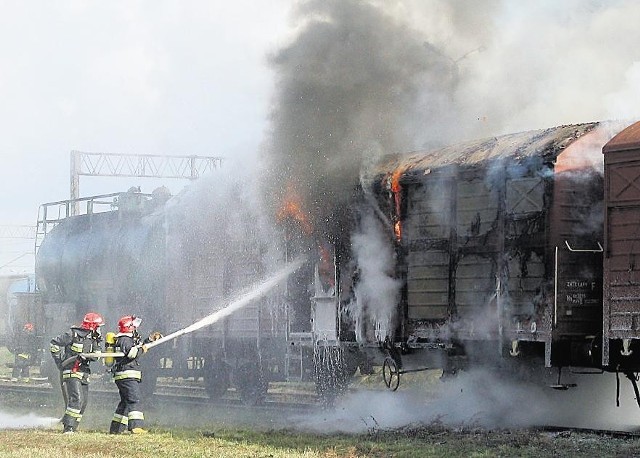 Strażacy gasili pociąg towarowy przewożący groźne substancje chemiczne